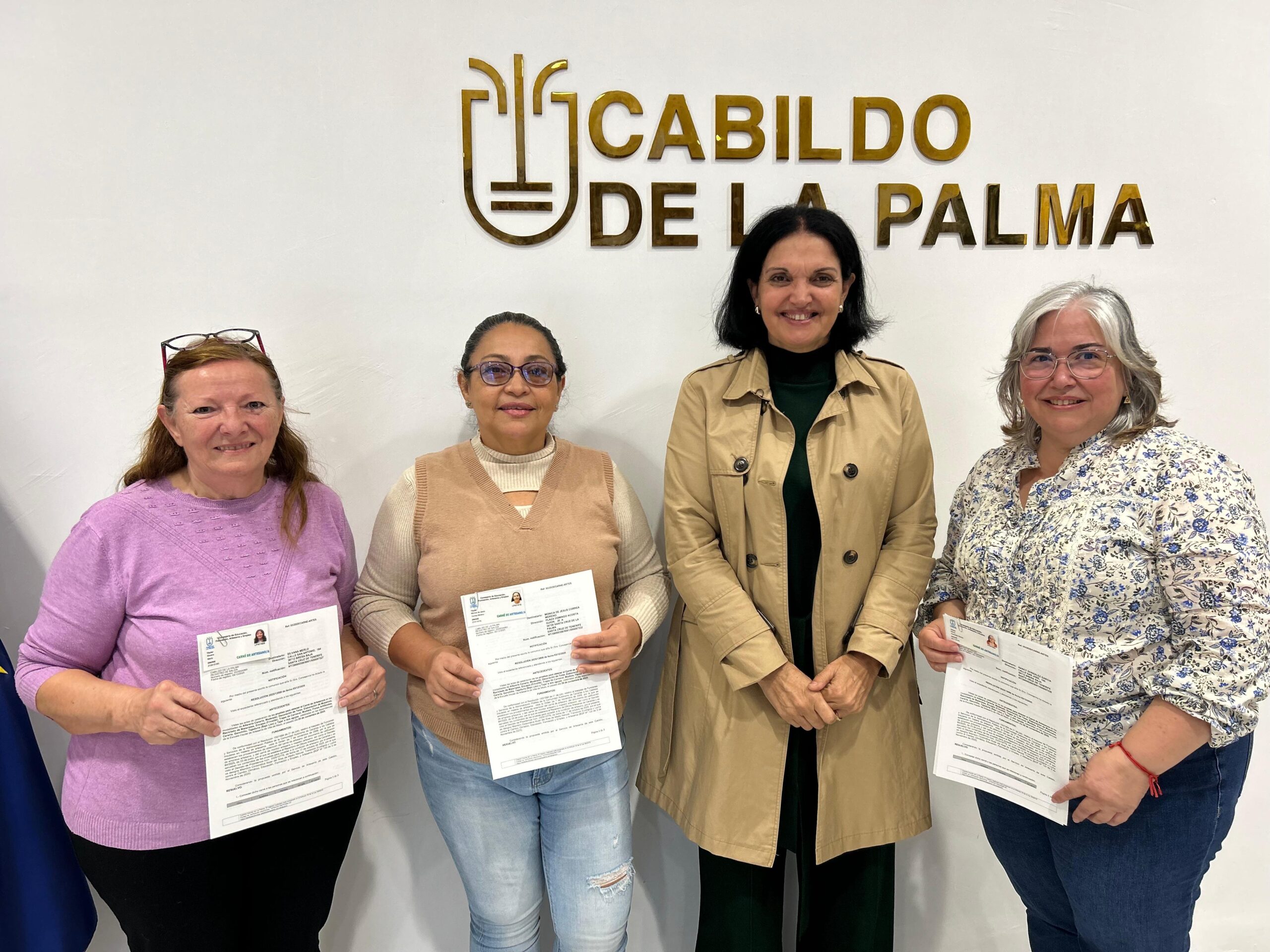 El Cabildo entrega 17 nuevos carnés a profesionales de la artesanía de La Palma
