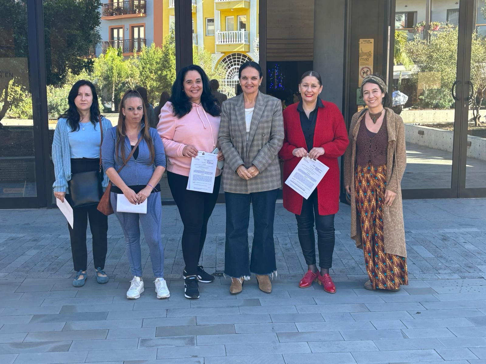 El Cabildo entrega 17 nuevos carnés a profesionales de la artesanía de La Palma